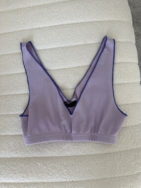seam-trim v-neck crop top in lavender